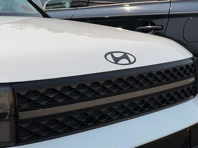 Used 2025 White Hyundai Calligraphy image 6