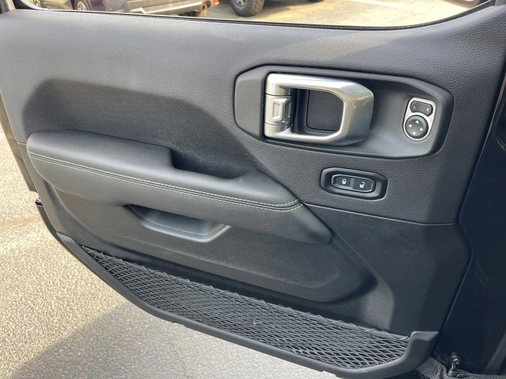Used 2023 Black Jeep Sahara image 9