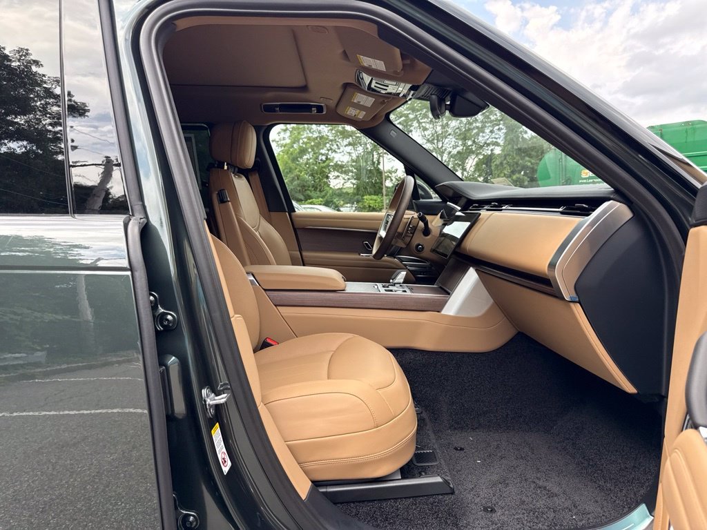 New 2027 Belgravia Green Land Rover SE image 18