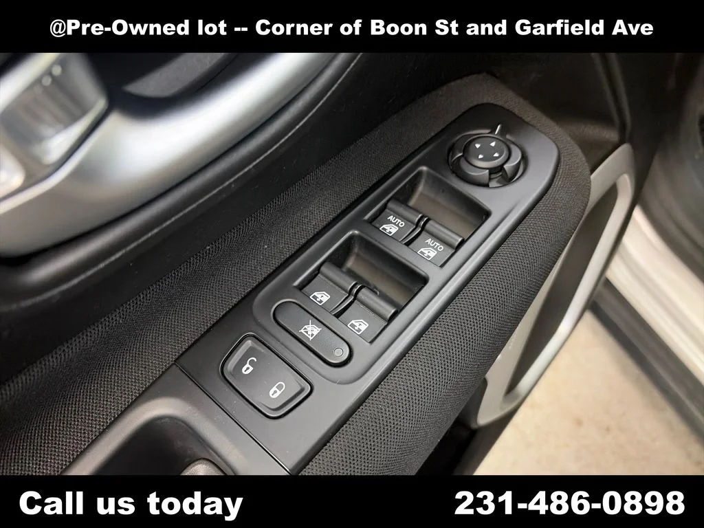 Used 2021 Silver Jeep Latitude image 16