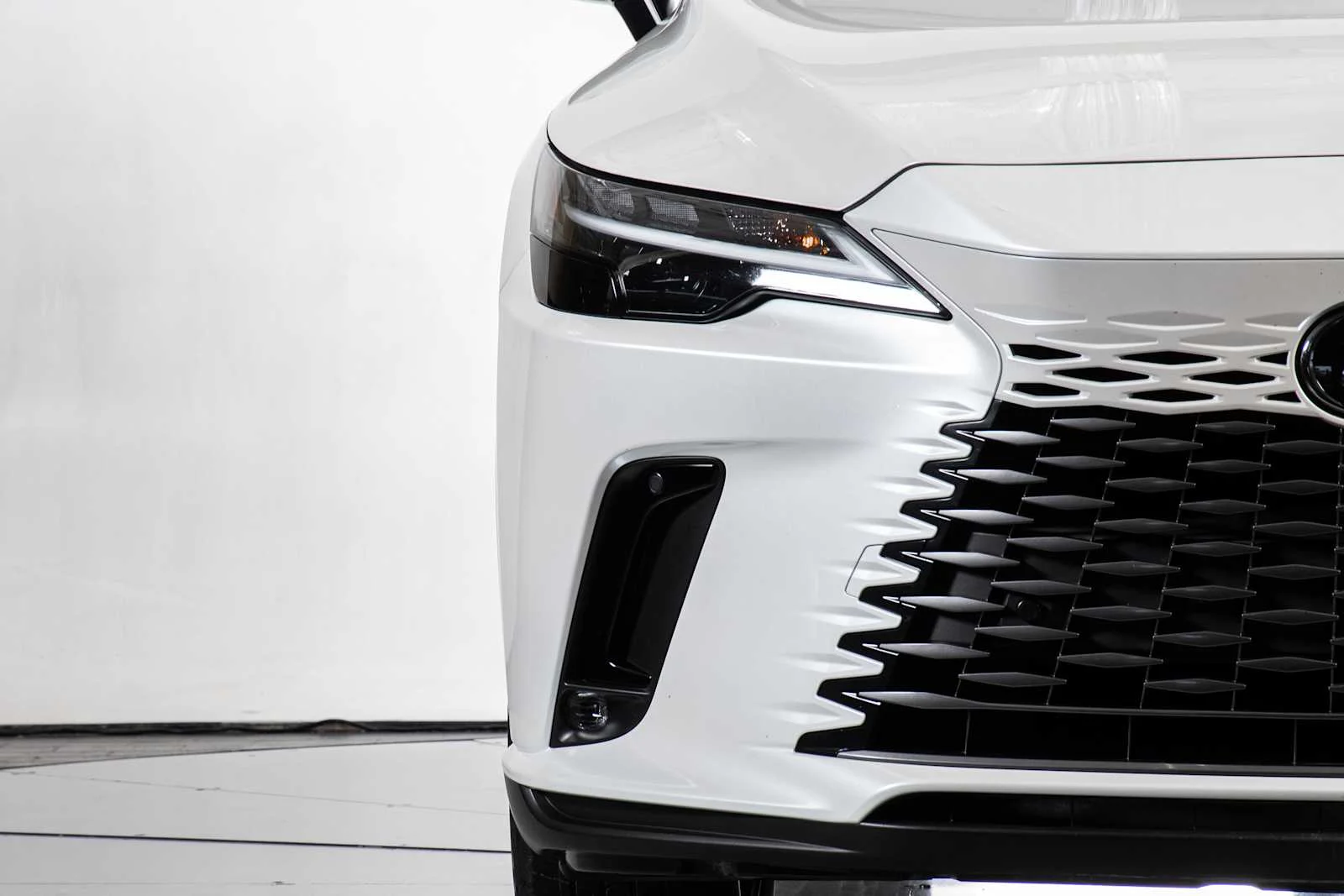 Used 2025 Eminent White Pearl Lexus Premium image 11