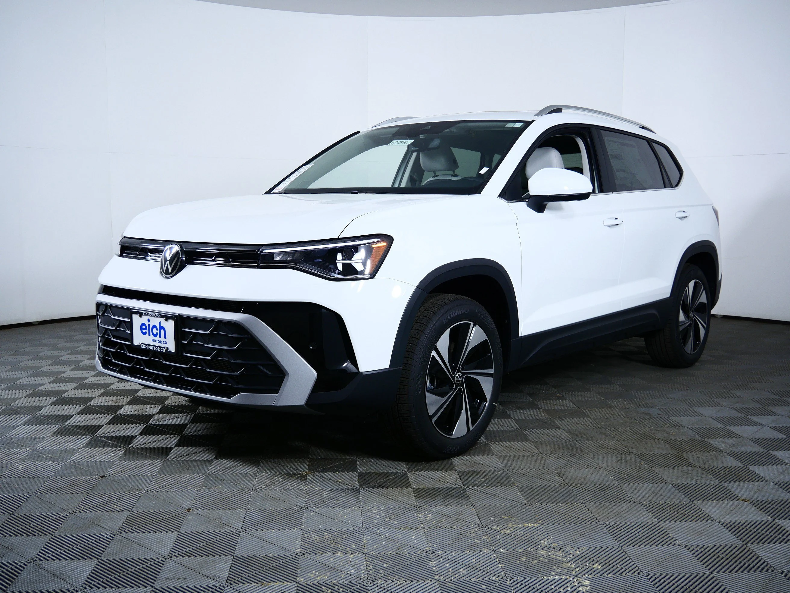 New 2026 Pure White Volkswagen SE image 3