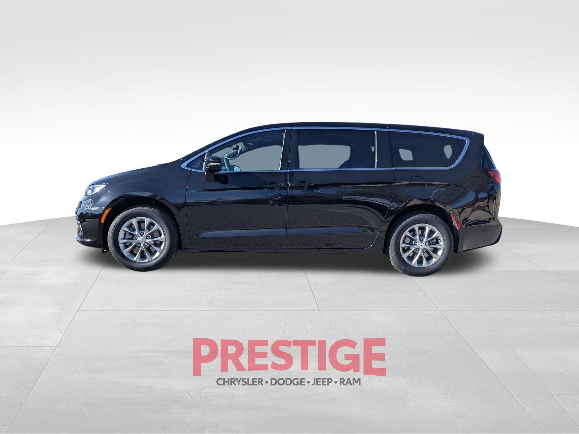 New 2026 Diamond Black Crystal Pearl-Coat Exterior Paint Chrysler Limited image 10