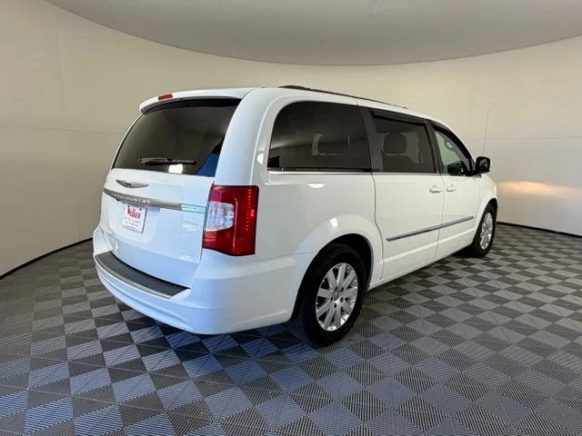 Used 2013 White Chrysler Touring image 6