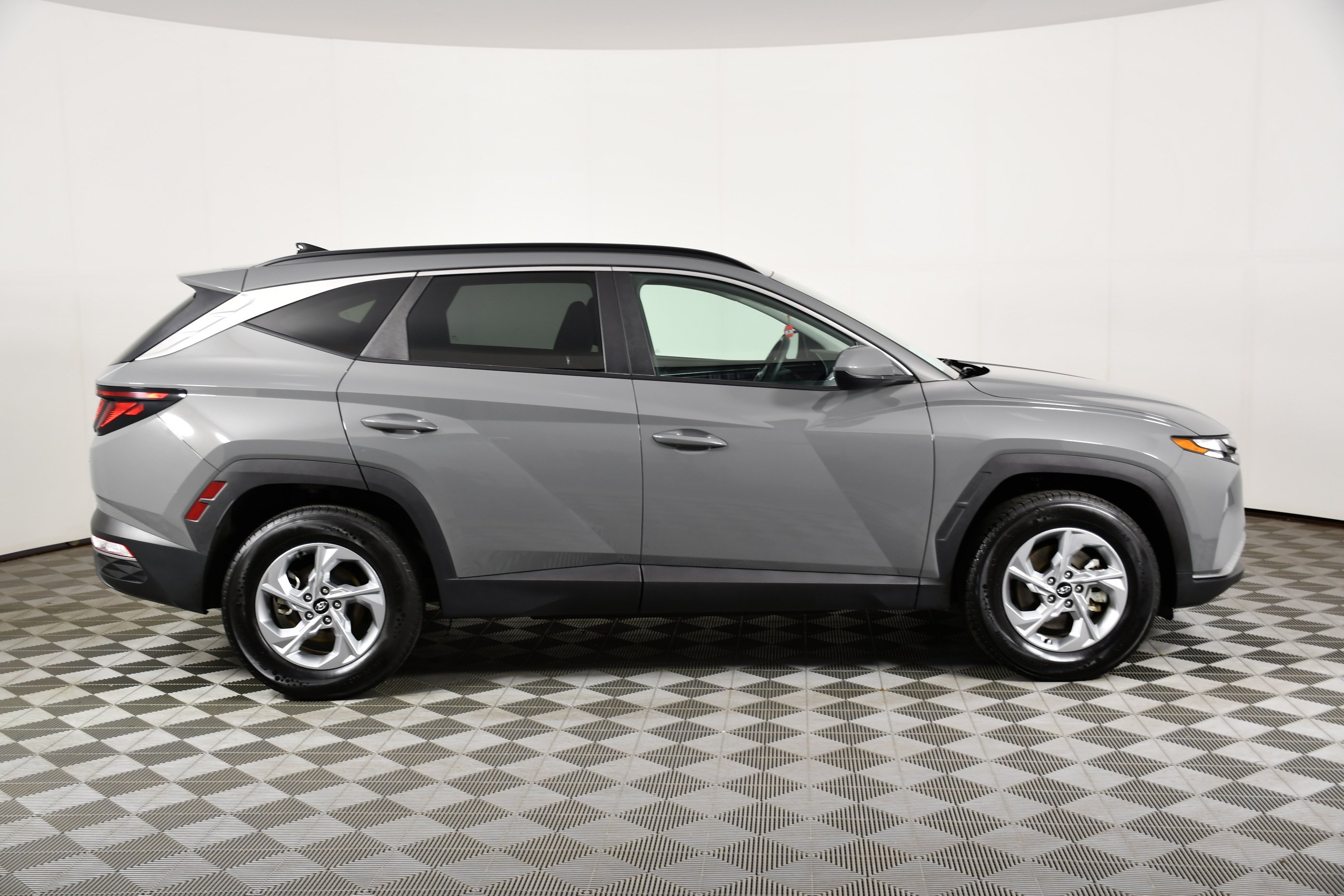Used 2024 Hampton Gray Hyundai SEL image 4