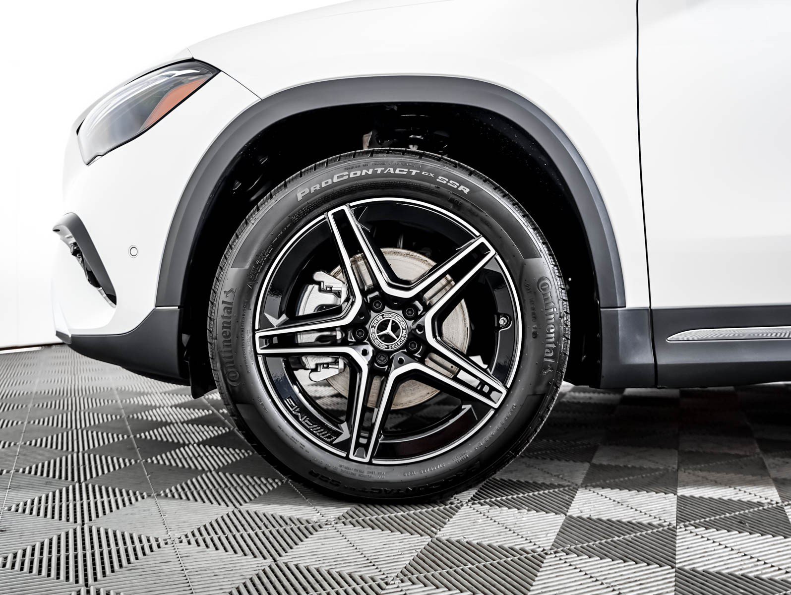 New 2026 Polar White Mercedes-Benz GLA 250 image 4