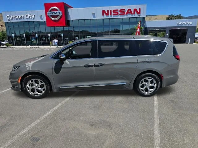 2023 Chrysler Pacifica Limited's photo