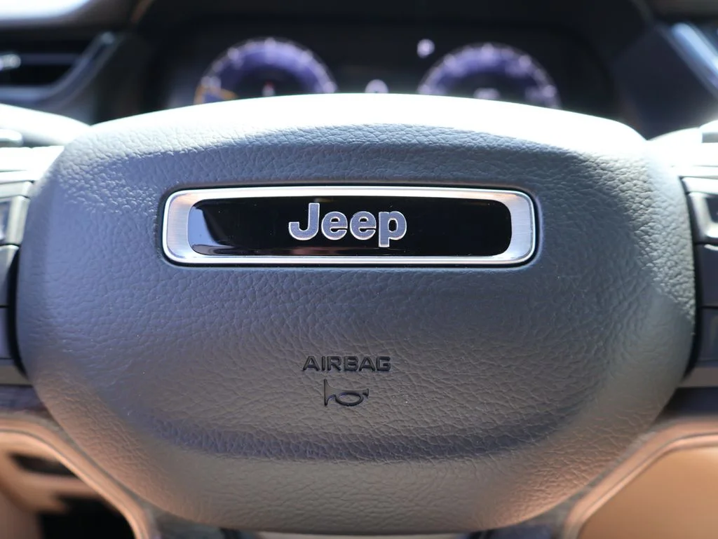 New 2027 Bright White Clear-Coat Paint Jeep Limited image 27