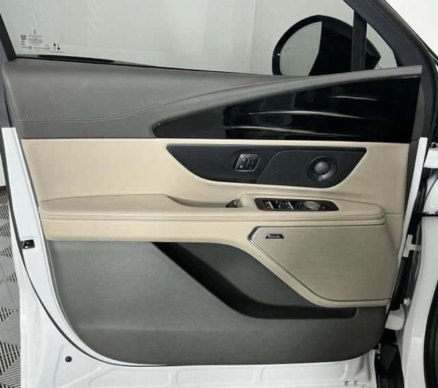 Used 2025 White Lincoln Reserve image 12