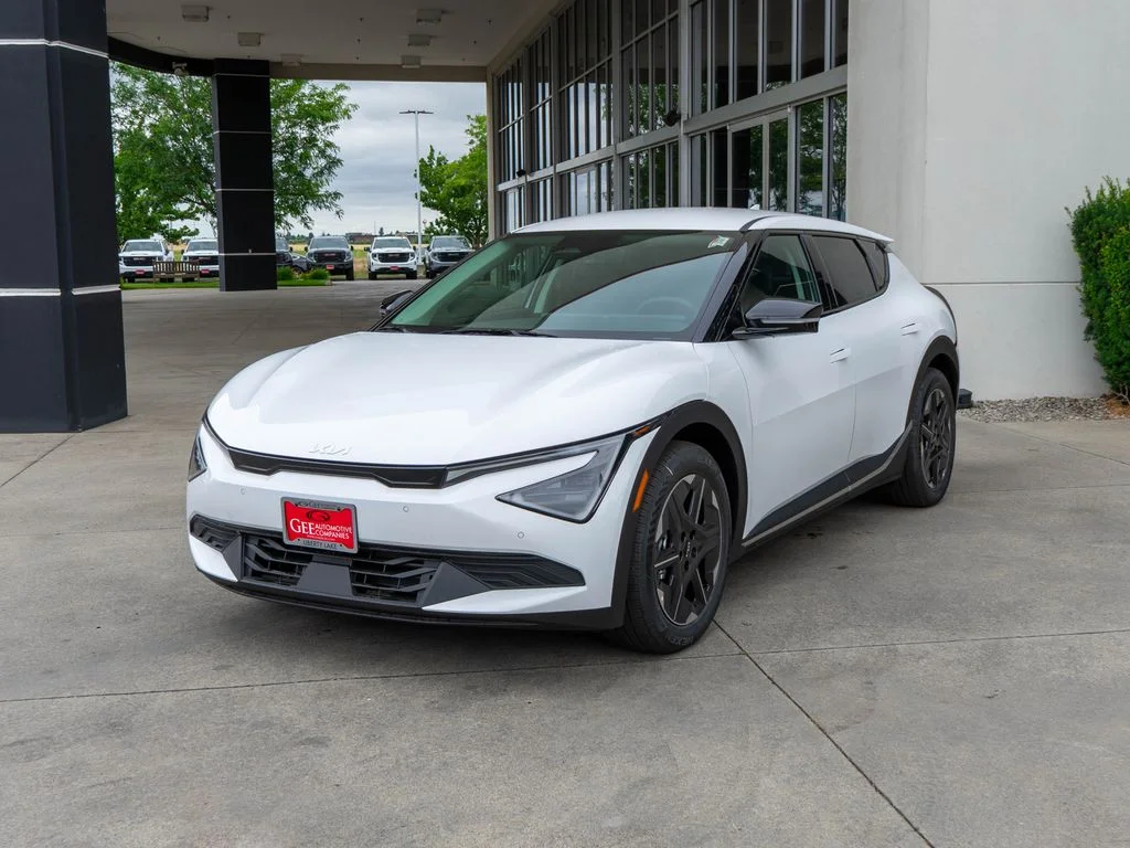 New 2026 Glacial White Pearl Kia LIGHT image 3