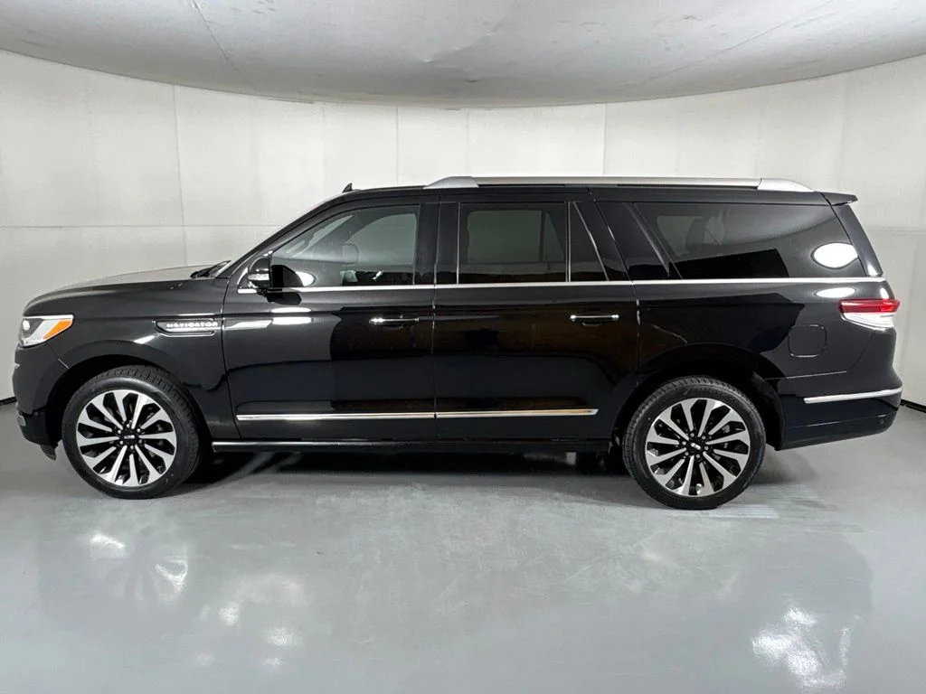Used 2023 Black Lincoln Reserve image 5