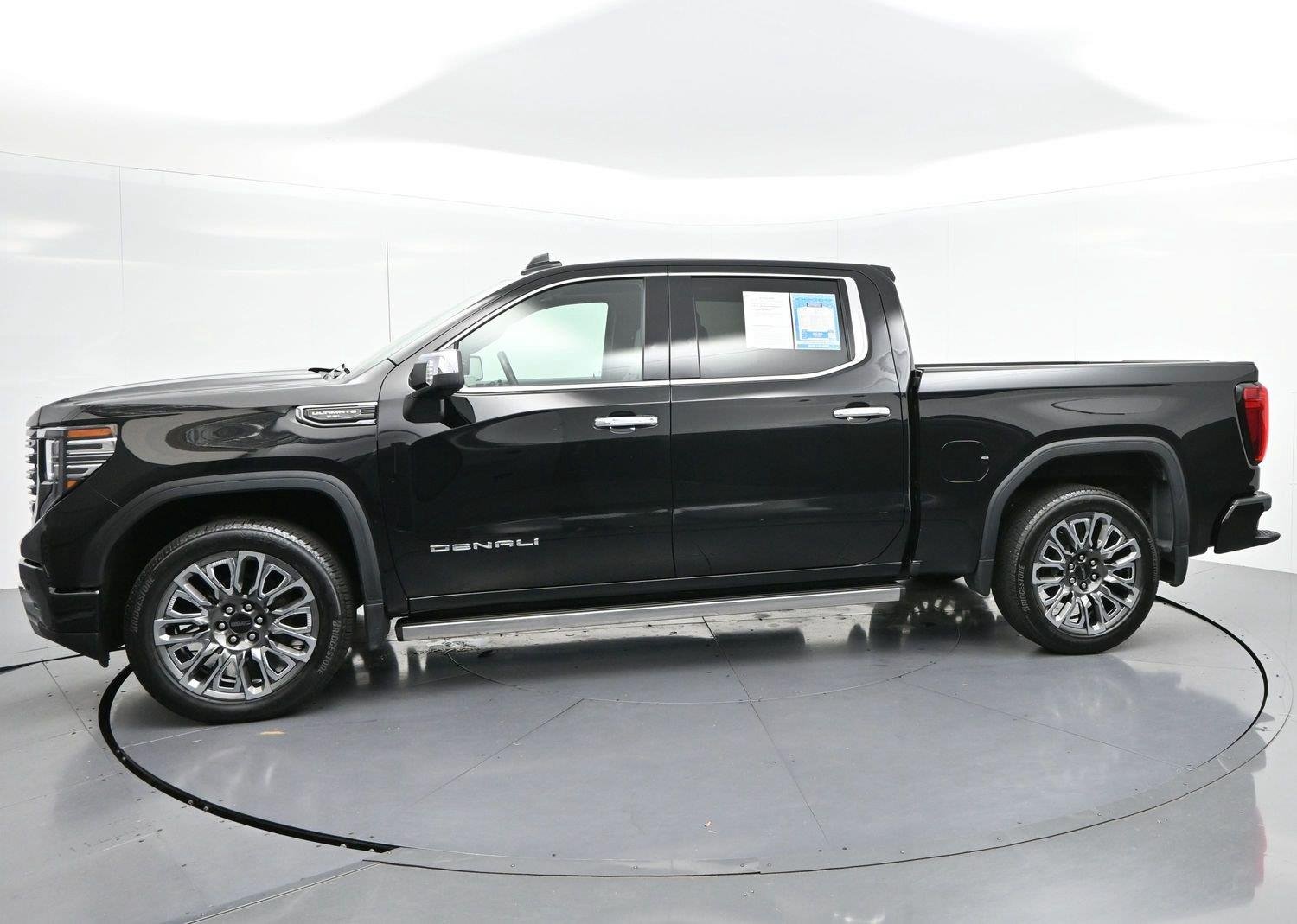 Used 2025 Onyx Black GMC Denali Ultimate image 4