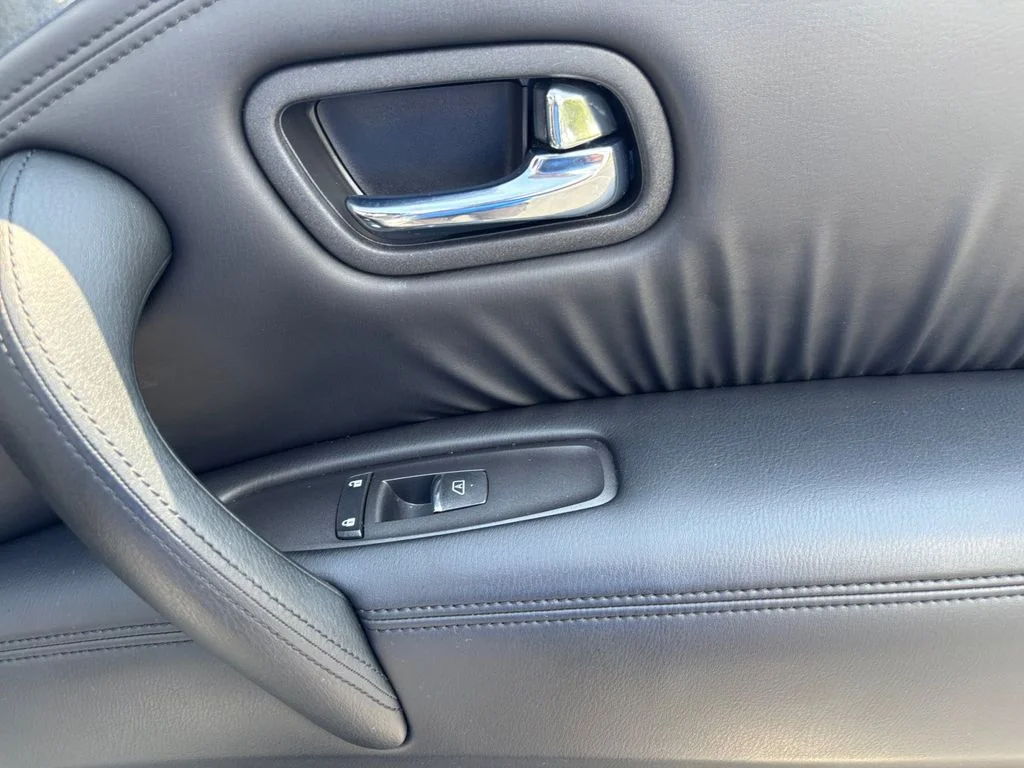 Used 2022 White Nissan SL image 31