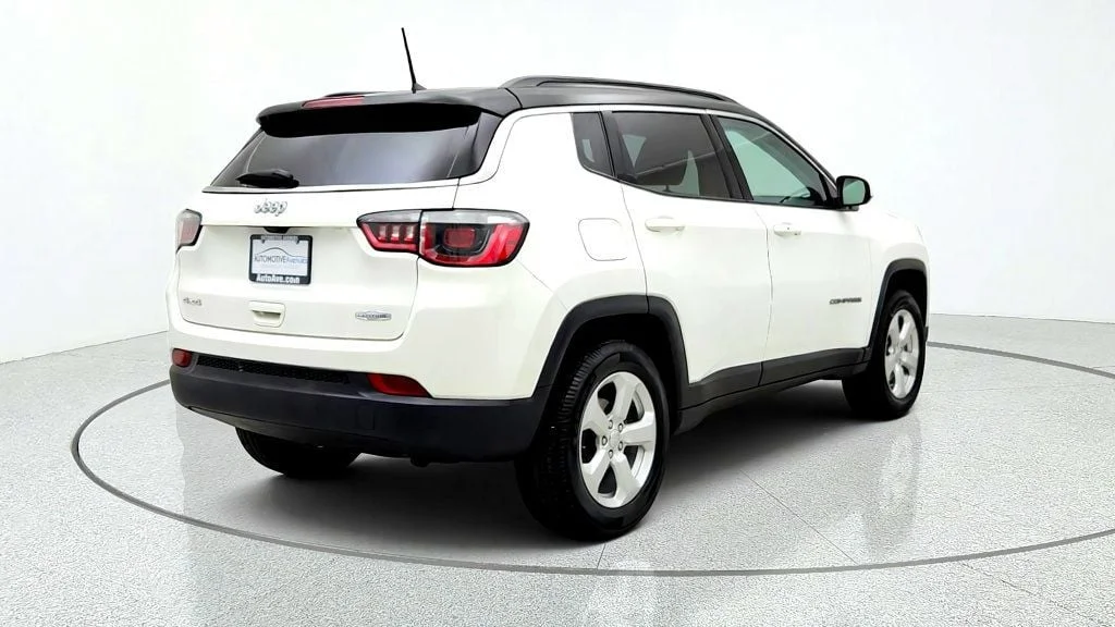 Used 2018 White Clearcoat Jeep Latitude 4x4 image 5