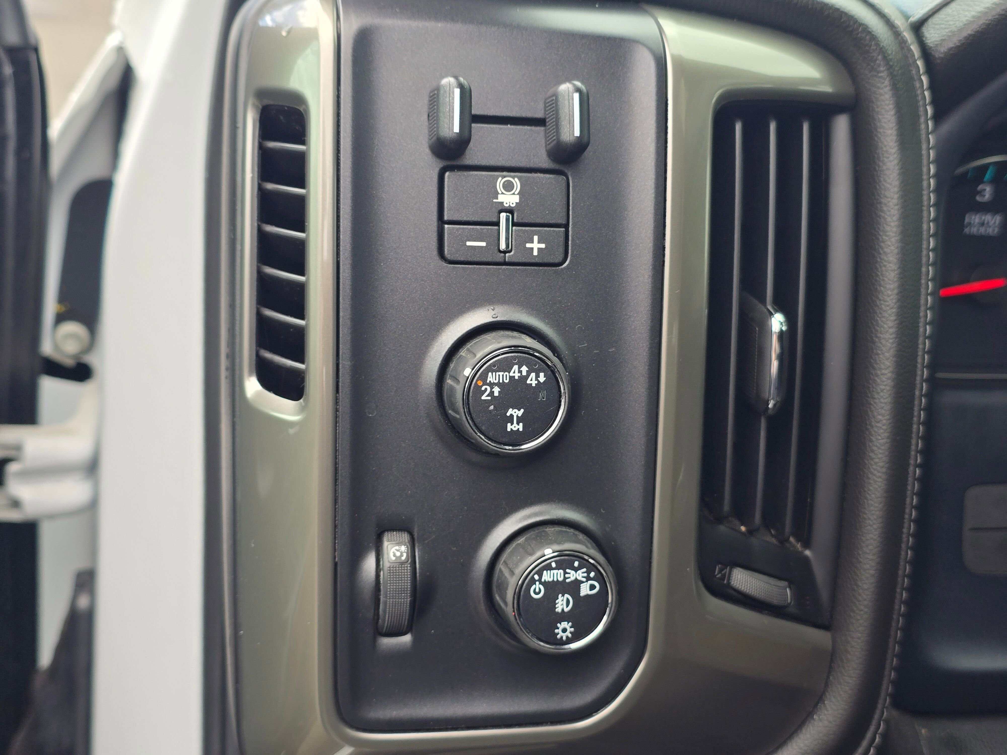 Used 2018 IRIDESCENT PEARL TRICOAT Chevrolet High Country image 25