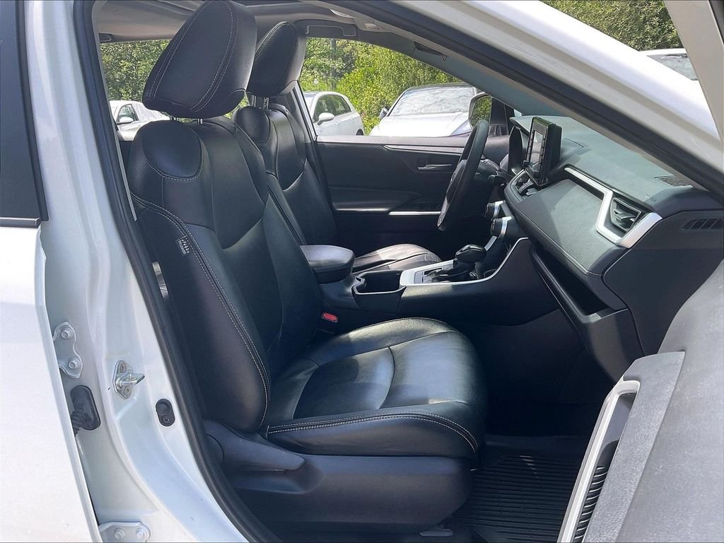 Used 2022 White Toyota XLE image 11