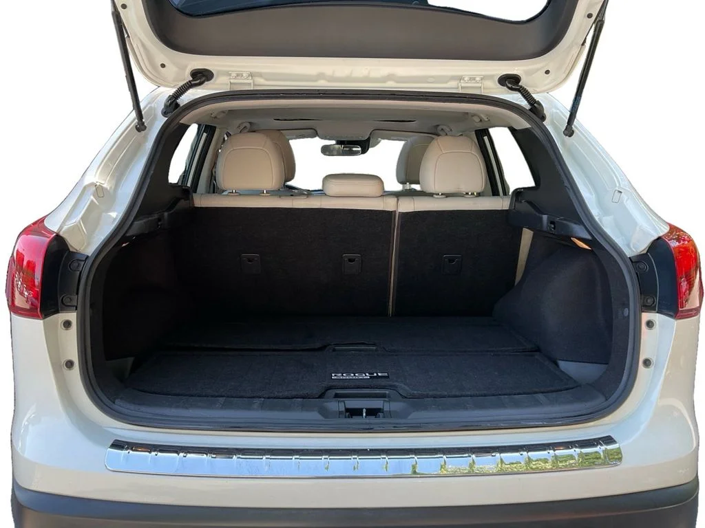 Used 2017 White Nissan SL image 13