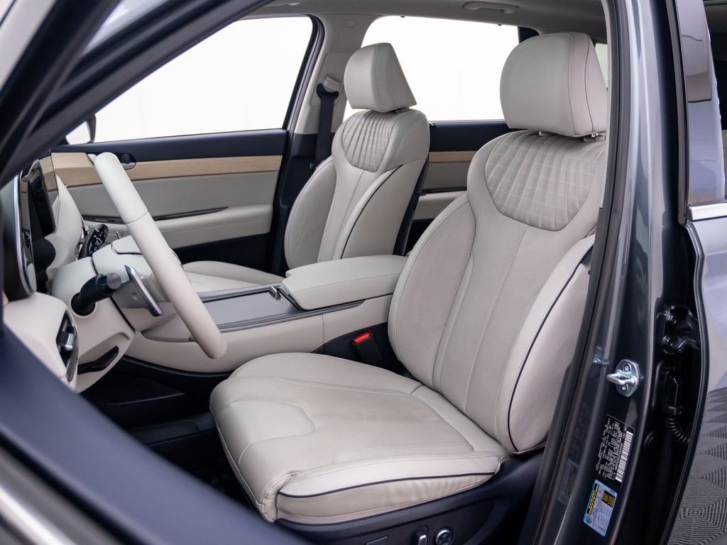 Used 2023 Graphite Hyundai Limited image 17