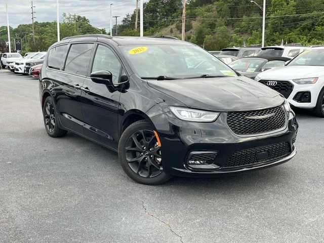 2025 Chrysler Pacifica Limited's photo