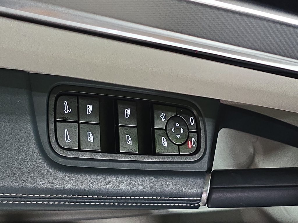 Used 2022  Porsche Platinum Edition image 21