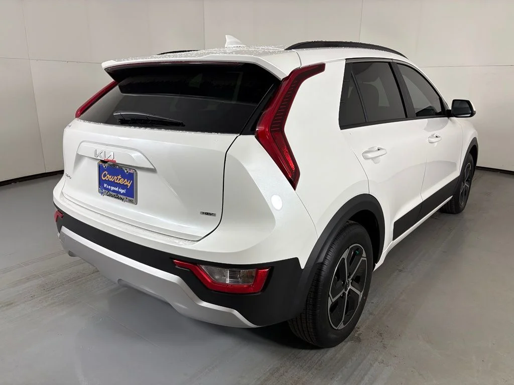 New 2026 Snow White Pearl Kia LX image 7