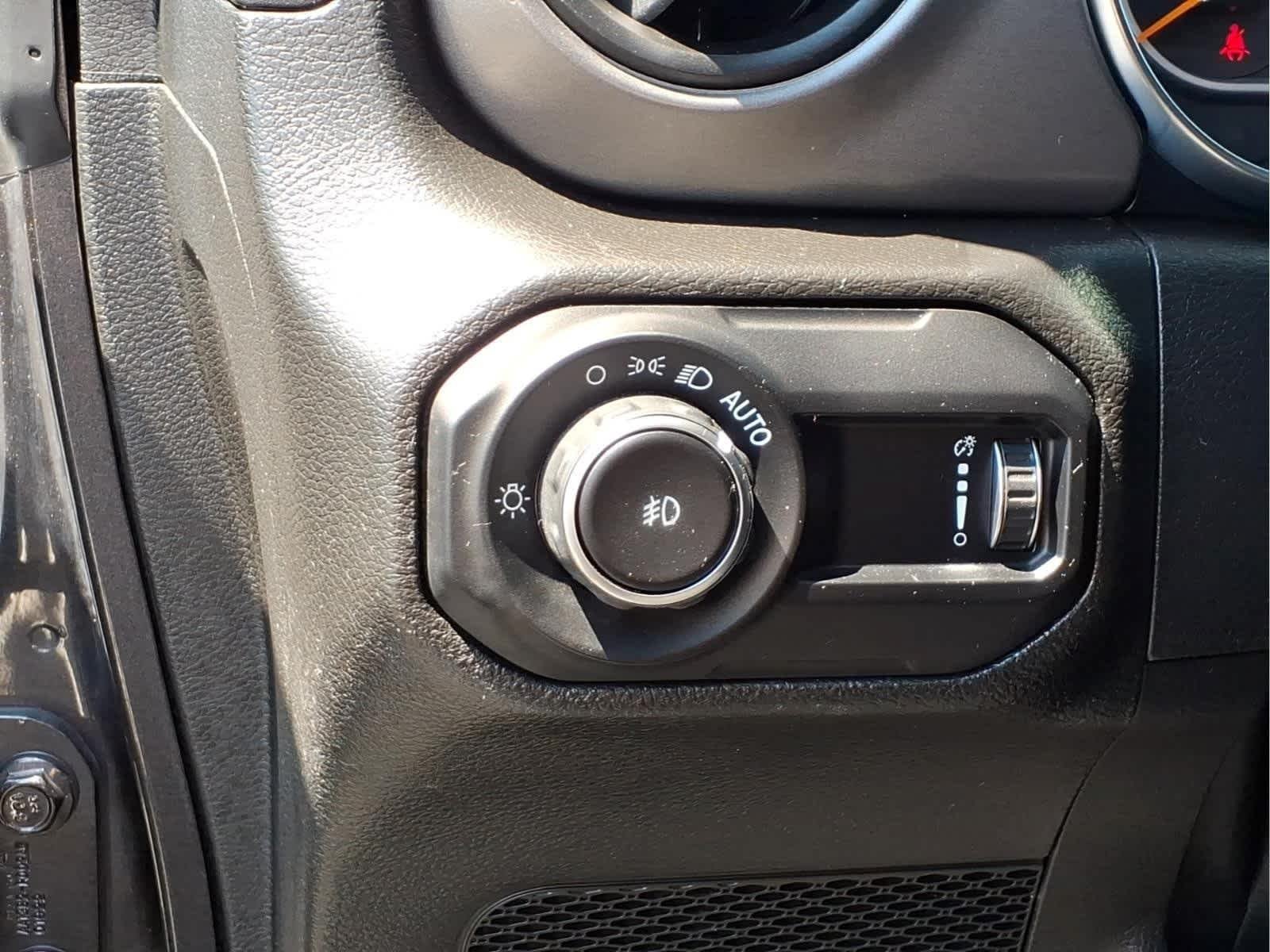 Used 2023 Granite Crystal Metallic Clearcoat Jeep Sport S image 13
