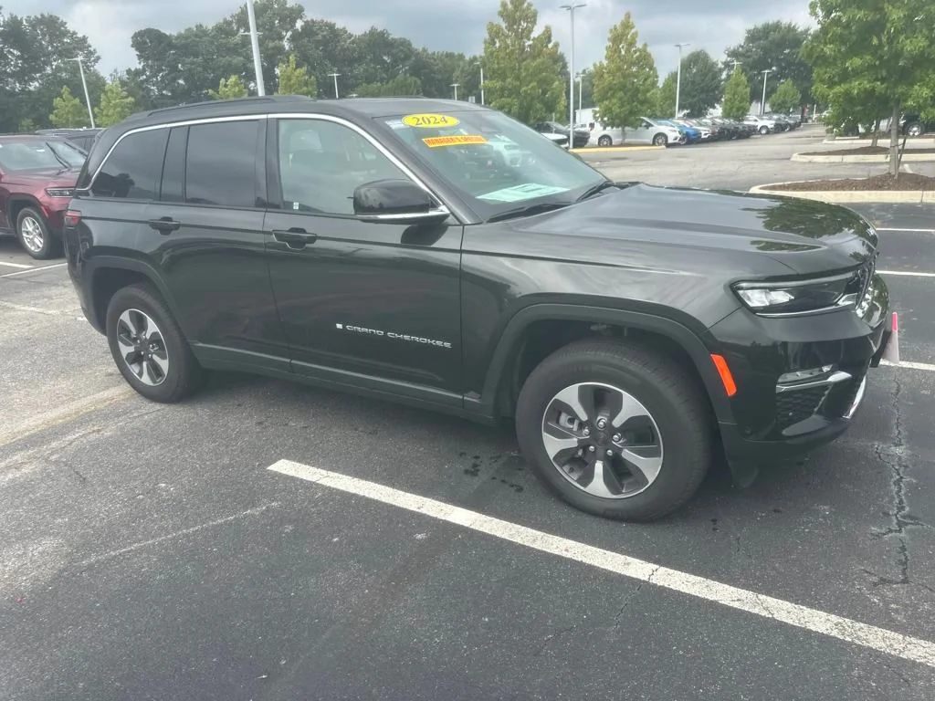 New 2024 Rocky Mountain Pearlcoat Jeep 4xe image 13