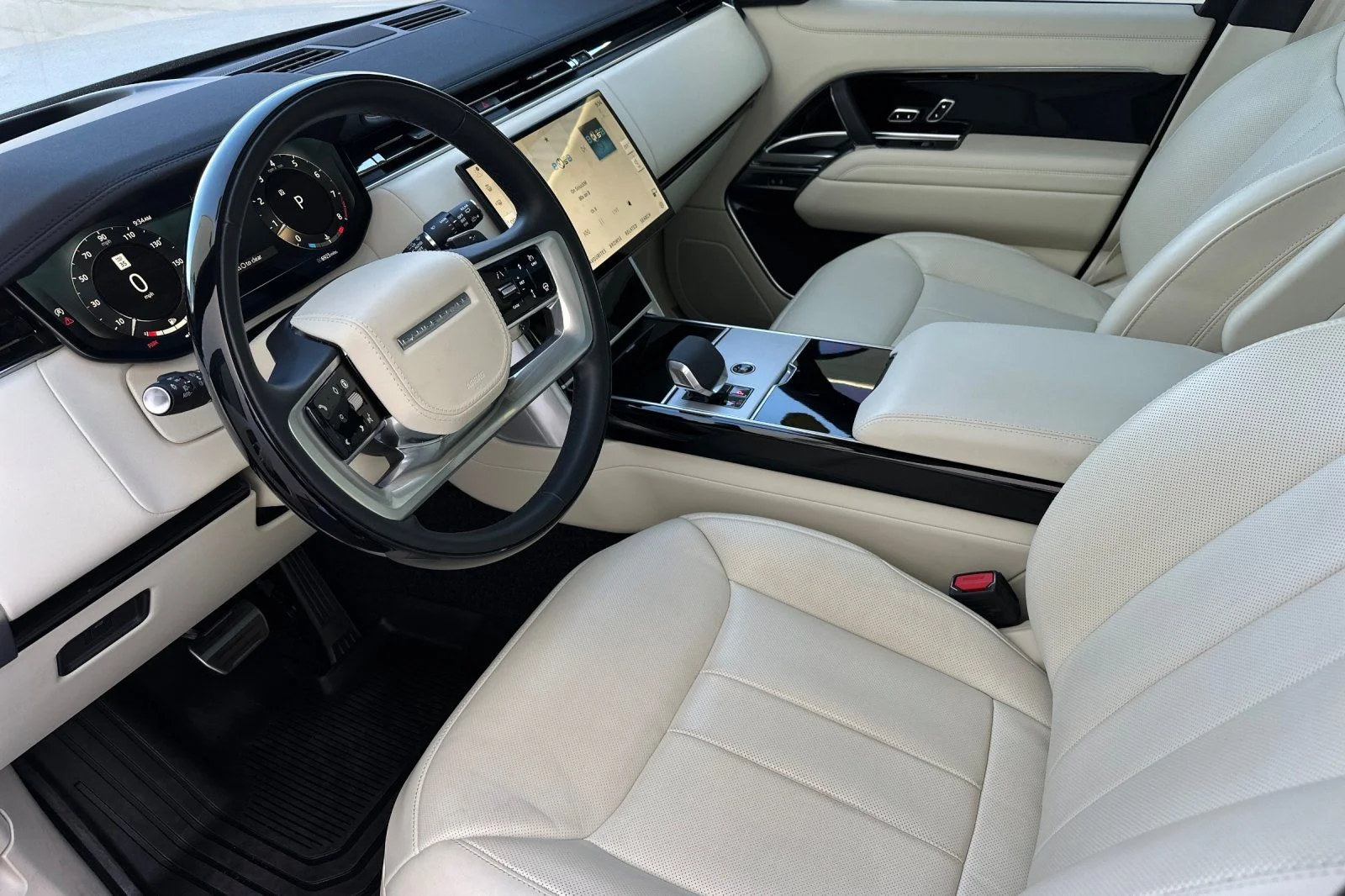 Used 2025  Land Rover SE image 11