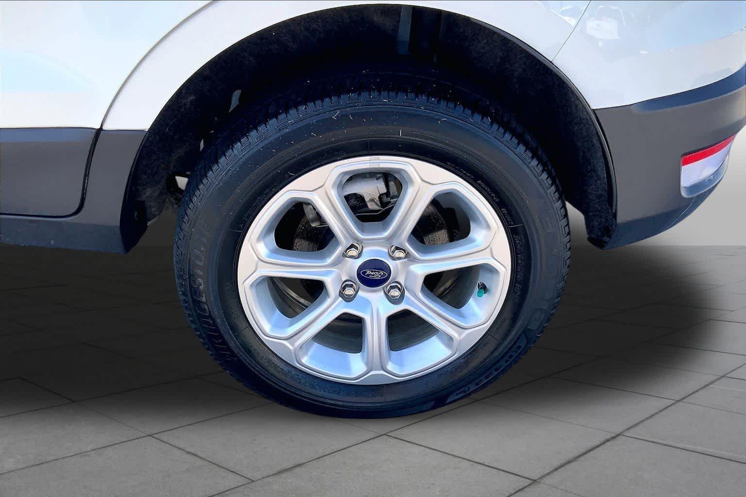 Used 2022 Diamond White Ford SE image 10