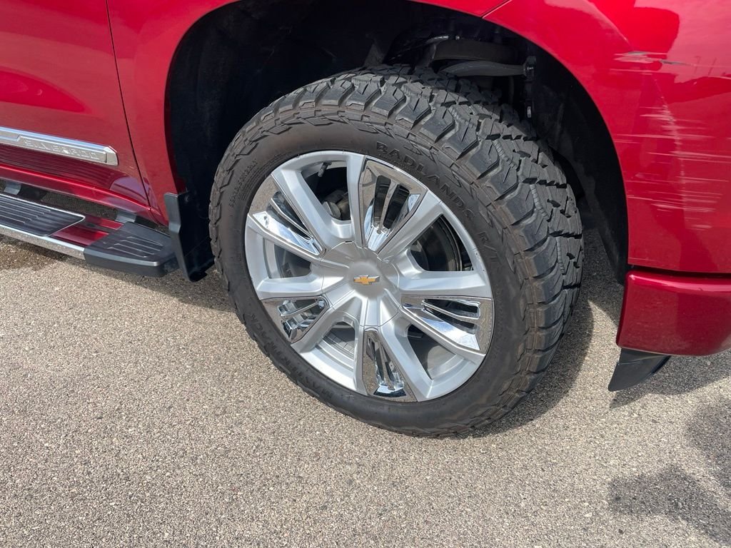 Used 2023 Red Chevrolet High Country image 3