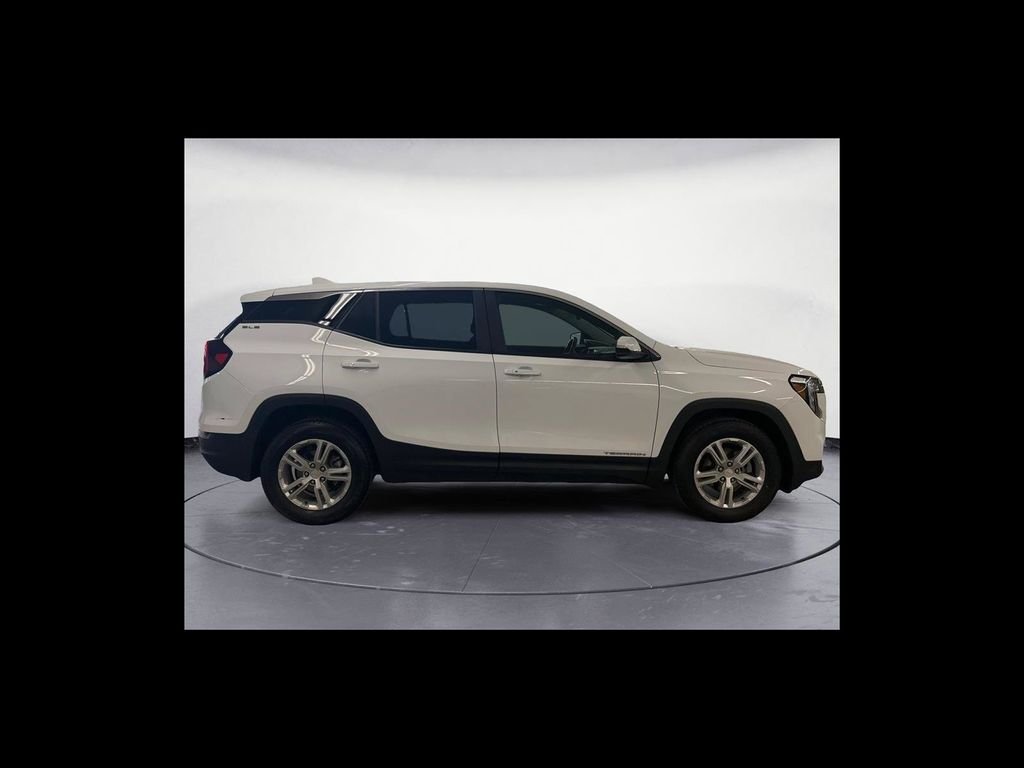 Used 2022 White GMC SLE image 7