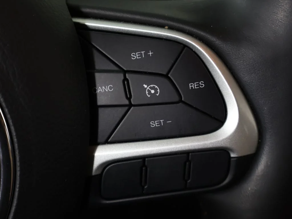 Used 2019 Laser Blue Pearlcoat Jeep Latitude image 38