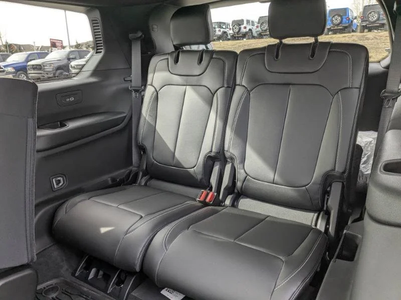 New 2025 White Jeep Limited - - 4x4 - Second row heated seats - Dual Pano Sunroof - Int FAM CAM & More! image 29