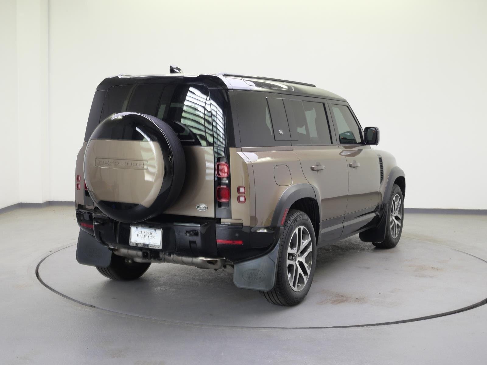 Used 2022 Gondwana Stone Metallic Land Rover X-Dynamic HSE image 5