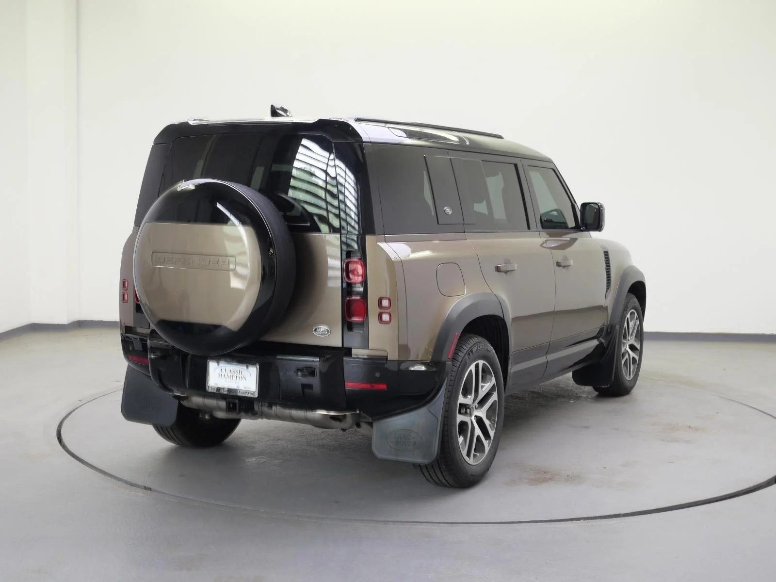 Used 2022 Gondwana Stone Metallic Land Rover X-Dynamic HSE image 6