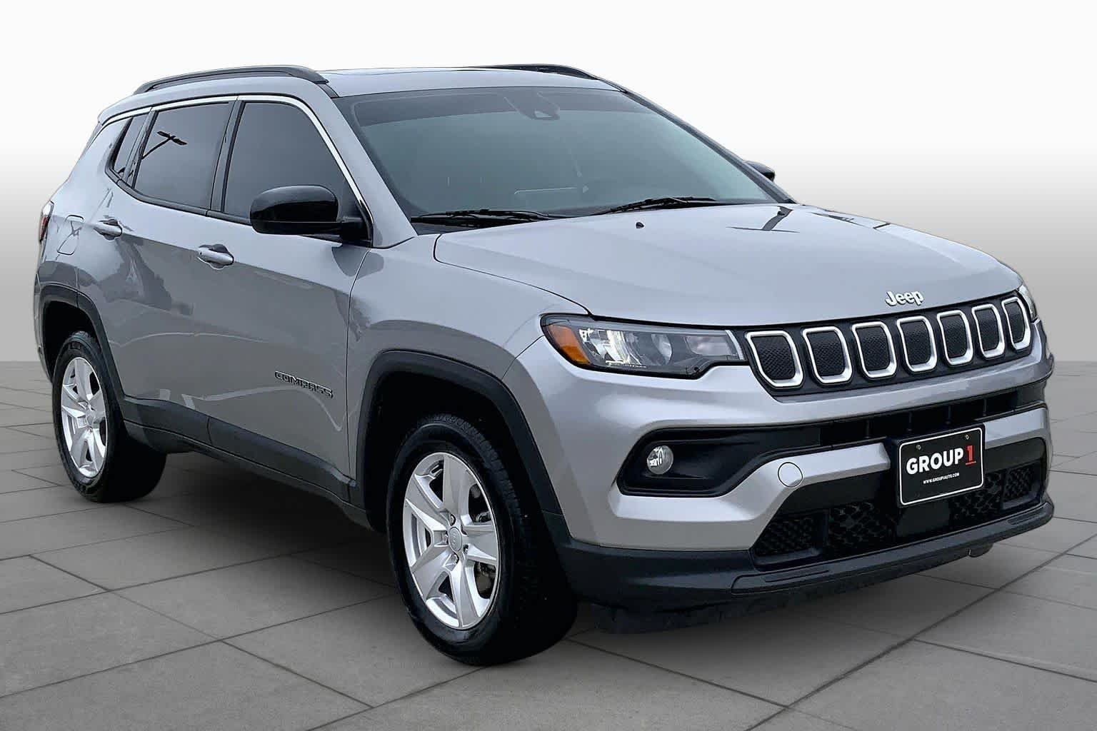Used 2022 Billet Silver Metallic Clearcoat Jeep Latitude image 3