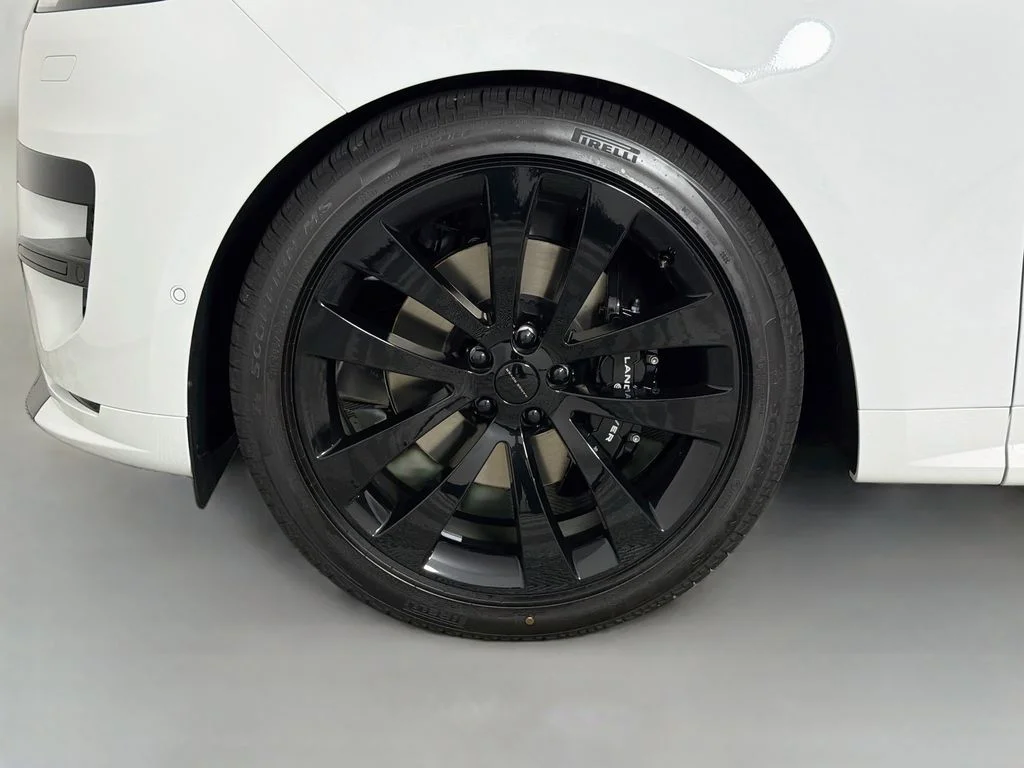 New 2027 Fuji White Land Rover Dynamic SE image 33