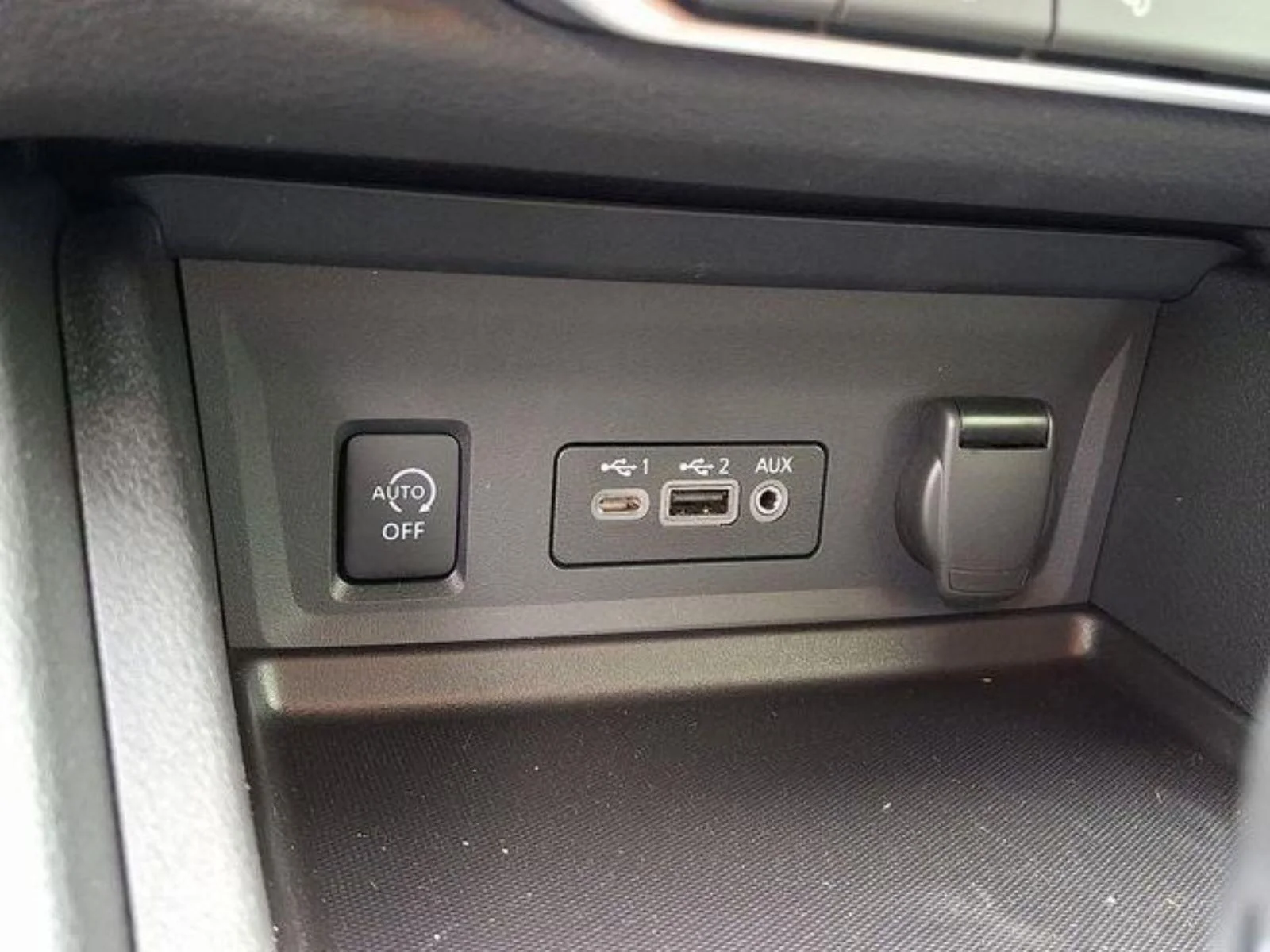 2025 Nissan Sentra SR - Photo 14