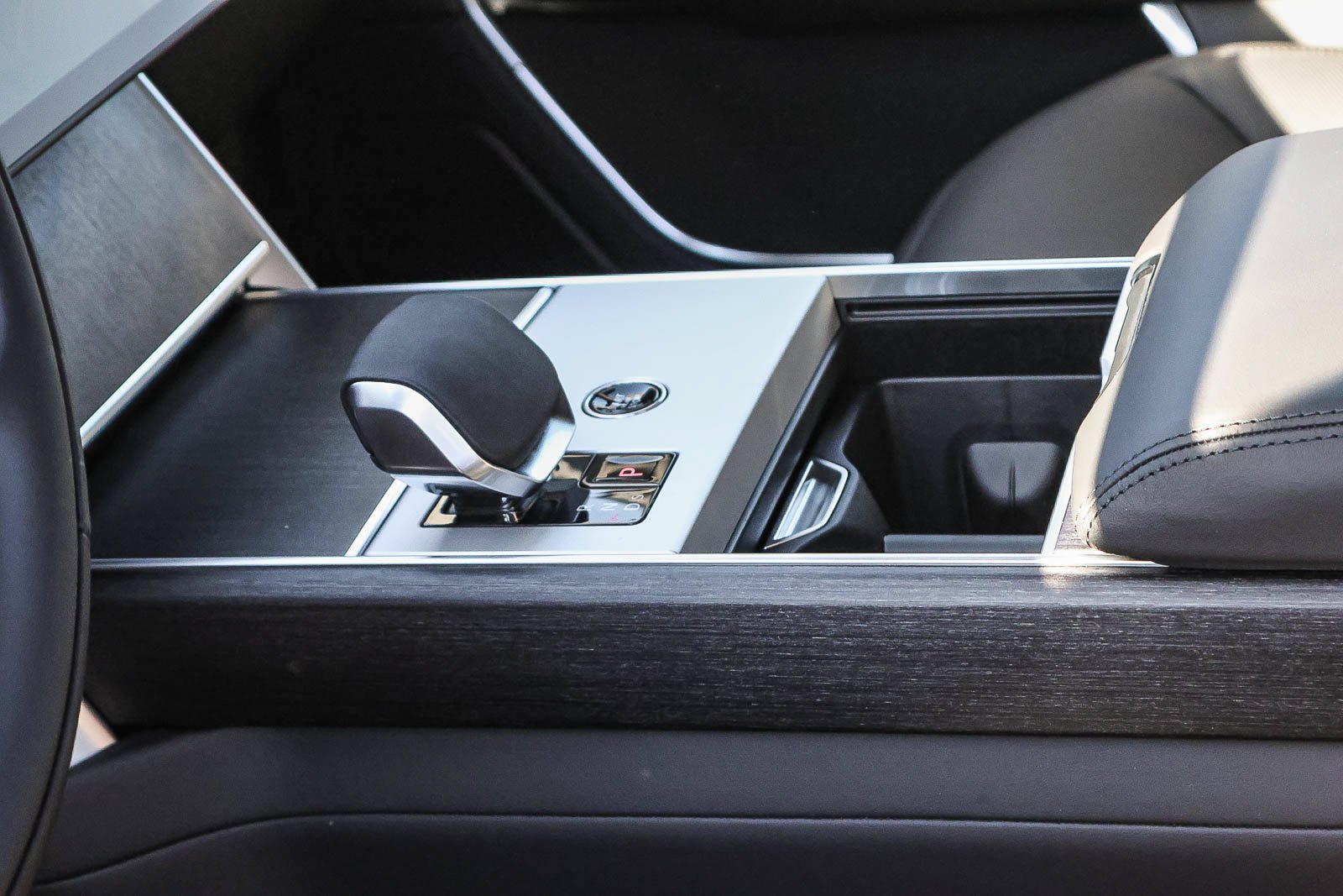New 2026 Eiger Grey Land Rover SE image 25