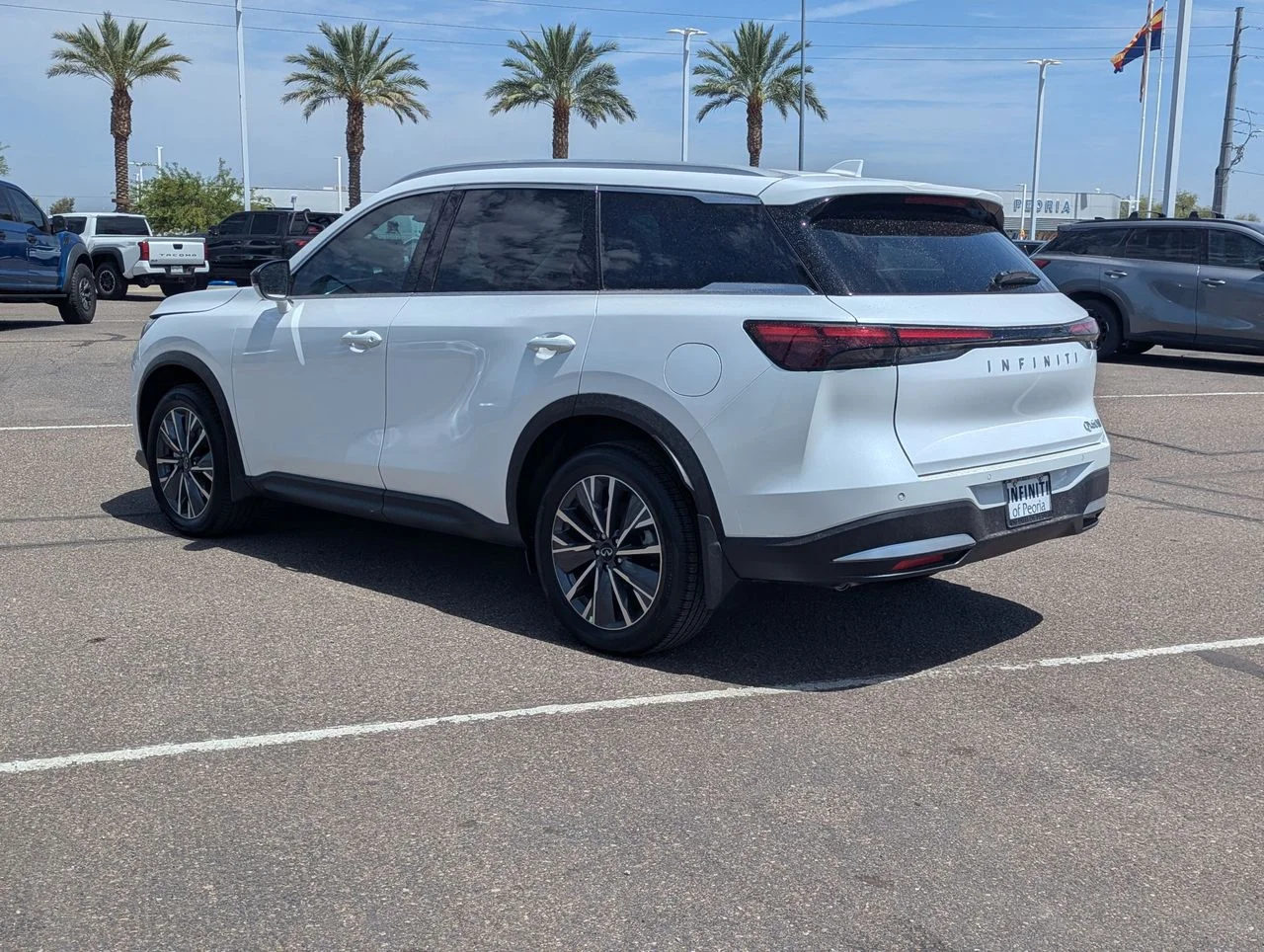 New 2027 RADIANT WHITE INFINITI Luxe AWD image 3