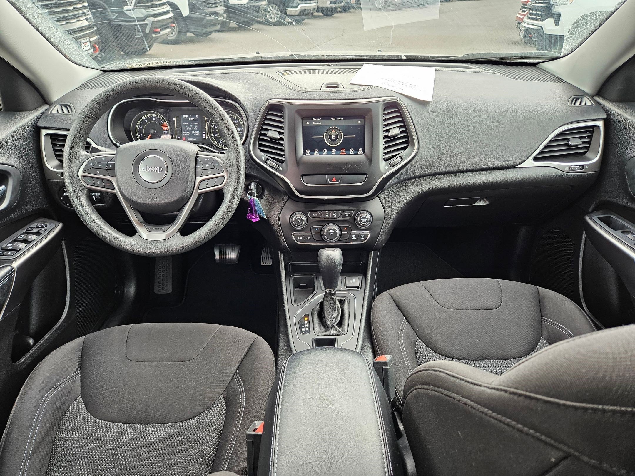 Used 2020 Diamond Black Crystal Pearlcoat Jeep Latitude image 28