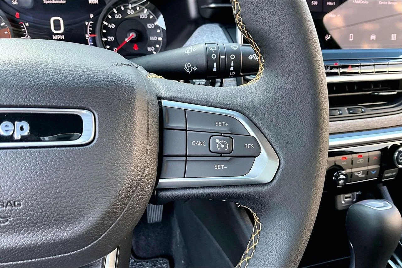 New 2026 Diamond Black Crystal Pearlcoat Jeep Latitude image 25