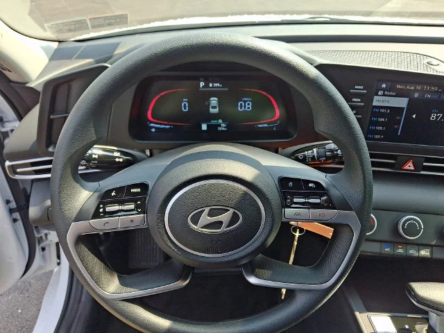 New 2025 White Hyundai SE image 15