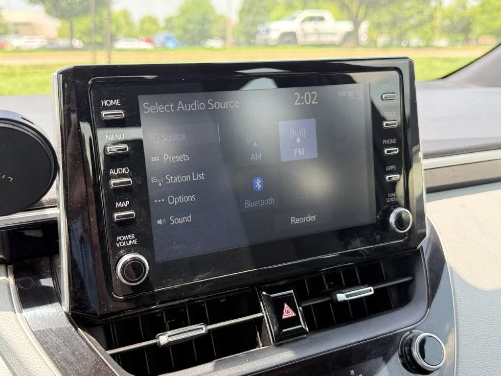 Used 2020 White Toyota SE image 22