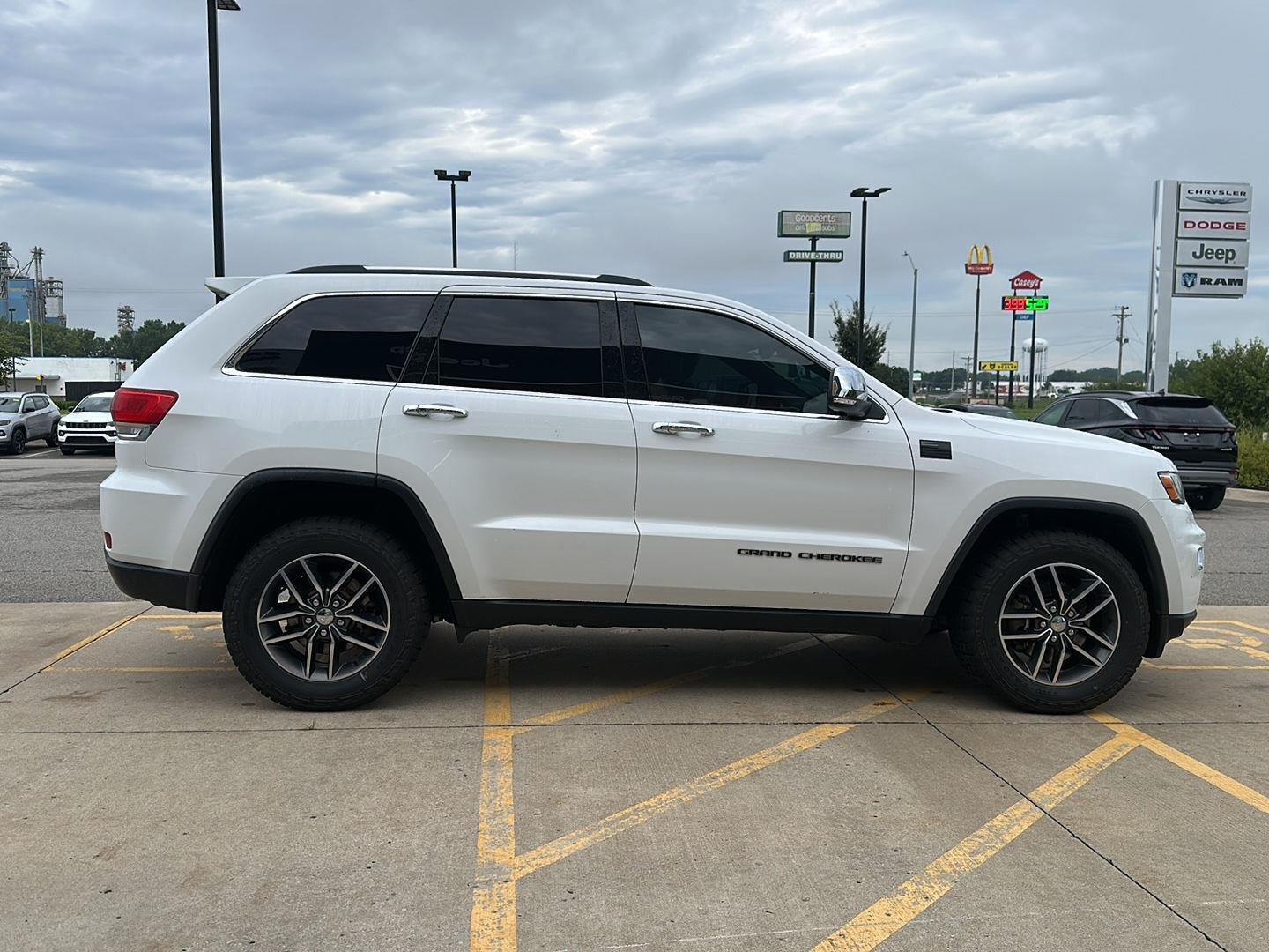 Used 2017 Bright White Clearcoat Jeep Limited image 3