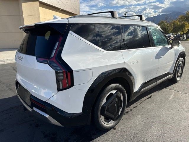 Used 2024 Snow White Pearl Kia Land image 3