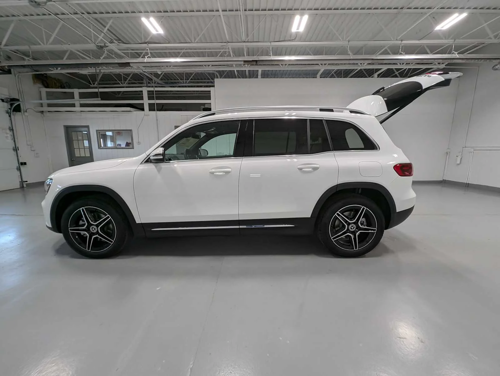 Used 2026 Polar White Mercedes-Benz GLB 250 image 10