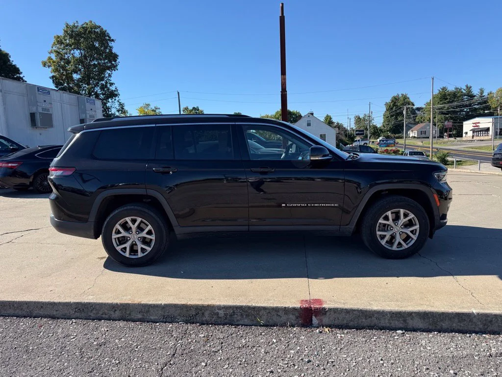 Used 2022 Black Jeep Limited image 5