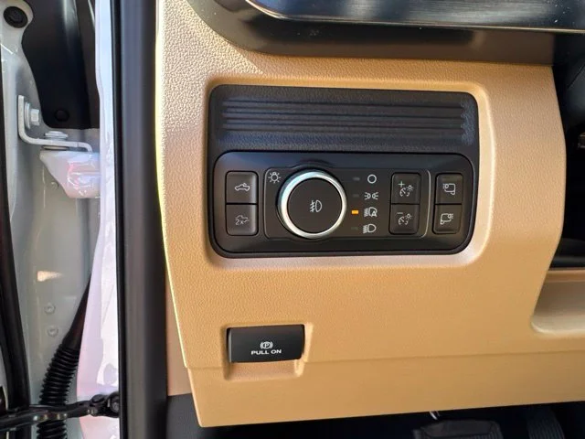 New 2027 Oxford White Ford Lariat image 18