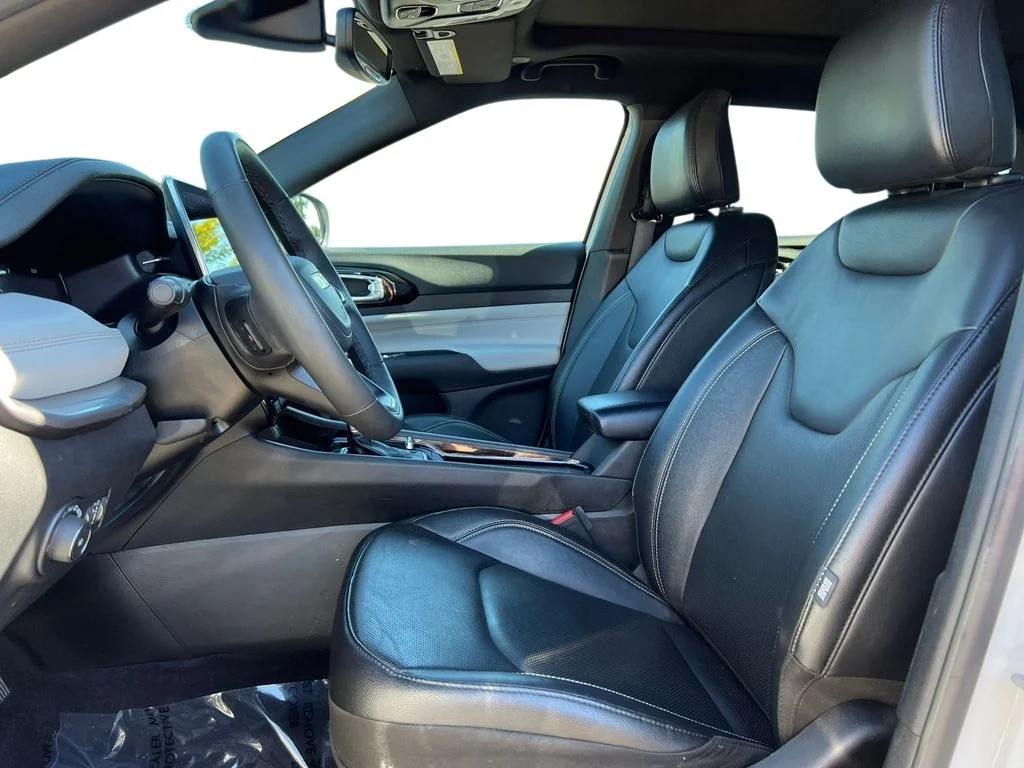 Used 2025 White Jeep Limited image 6